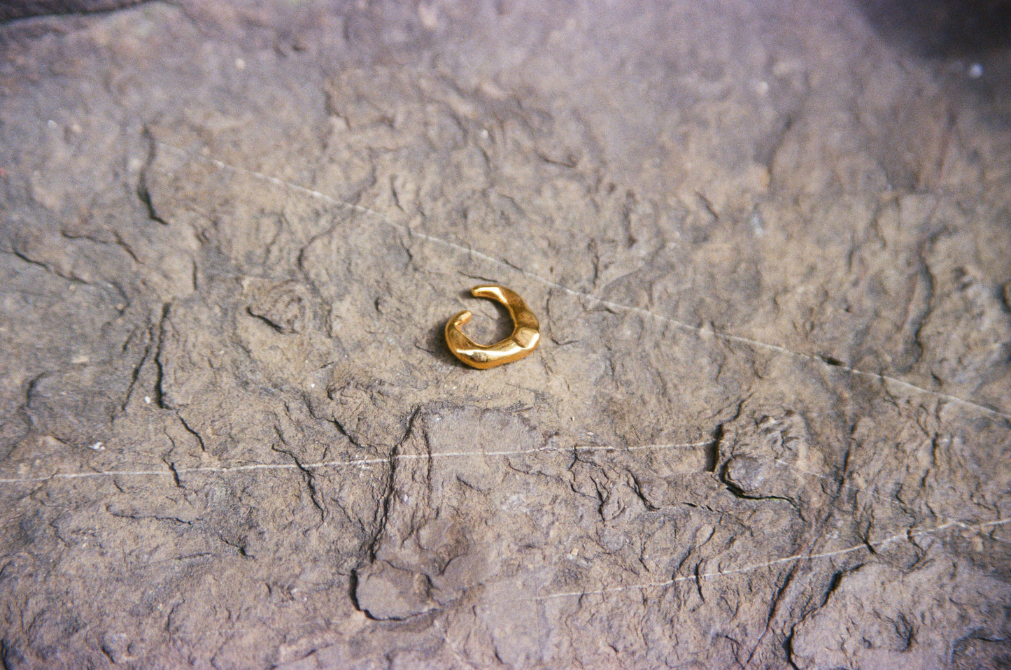 Structured Lūna Cuff Gold,  Close-Up